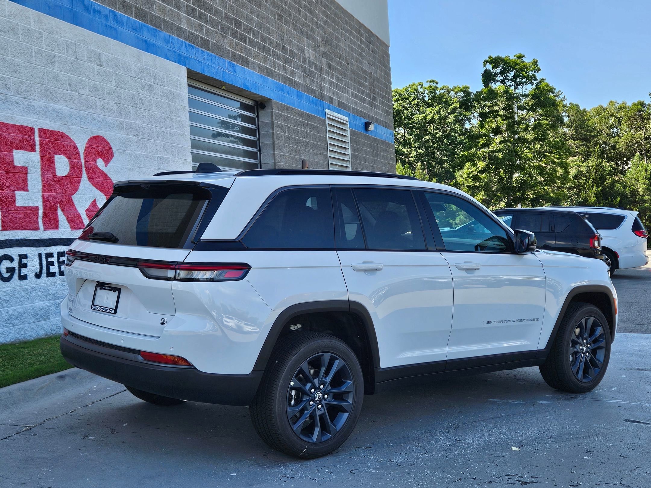New 2026 Bright White Clear-Coat Exterior Paint Jeep 85th Anniversary Edition image 7