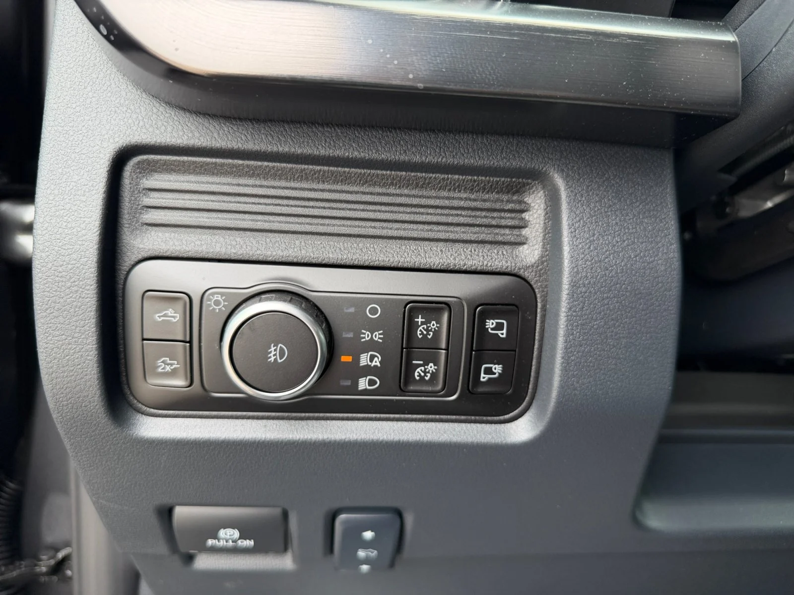New 2026 Carbonized Gray Metallic Ford LARIAT image 25