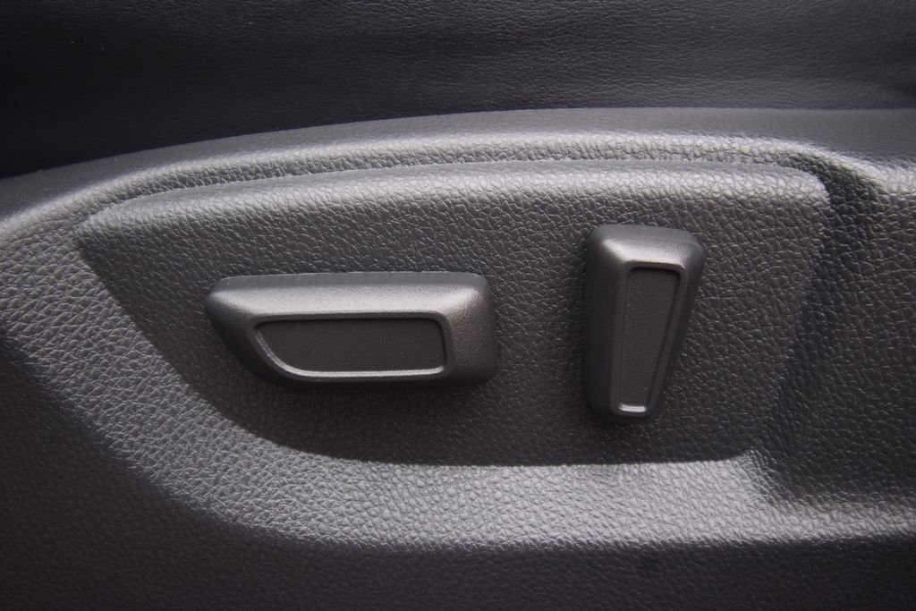 Used 2025 Red Mitsubishi SE image 23