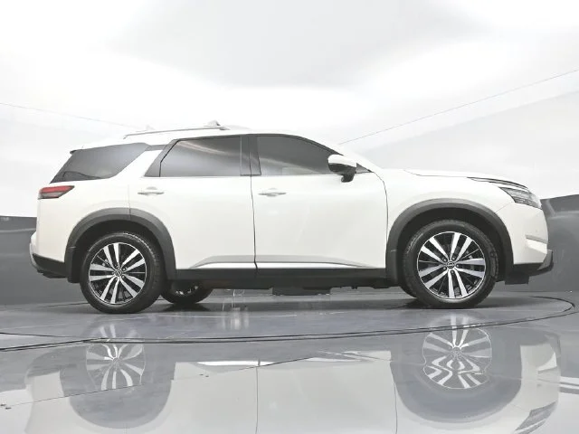 Used 2024 White Nissan Platinum image 40