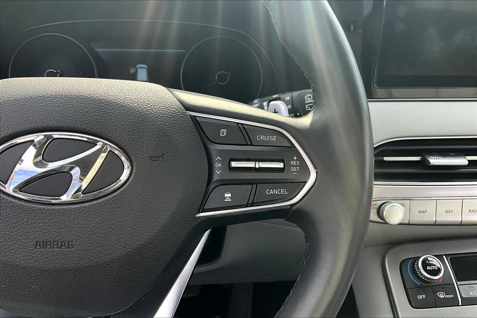 Used 2020 Hyper White Hyundai SEL image 25
