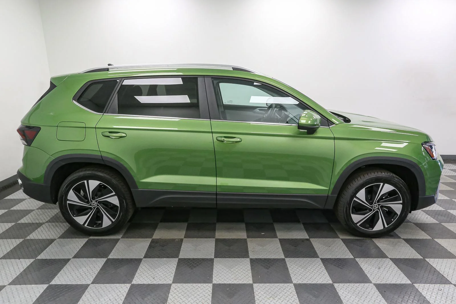 New 2026 Bright Moss Green Metallic Volkswagen SE image 7