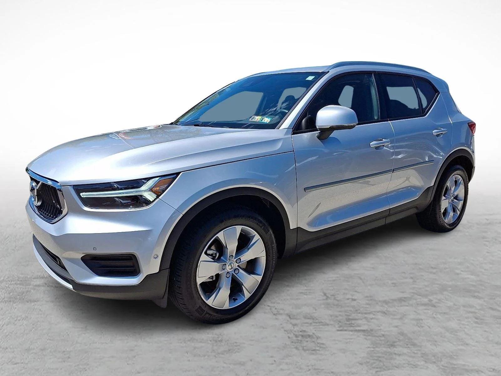 Used 2019 Bright Silver Metallic Volvo Momentum image 3