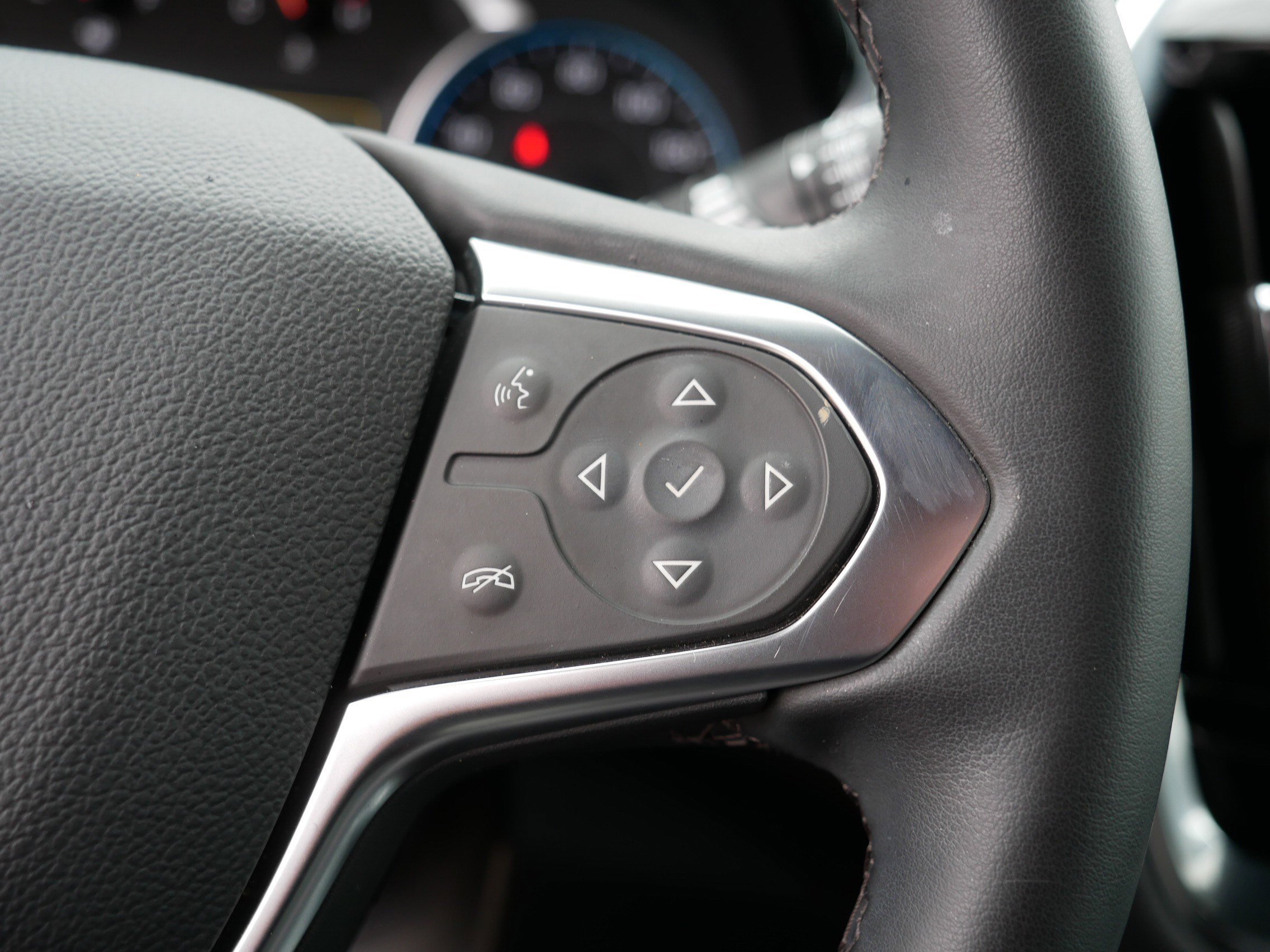 Used 2023 Summit White Chevrolet LT Cloth image 29