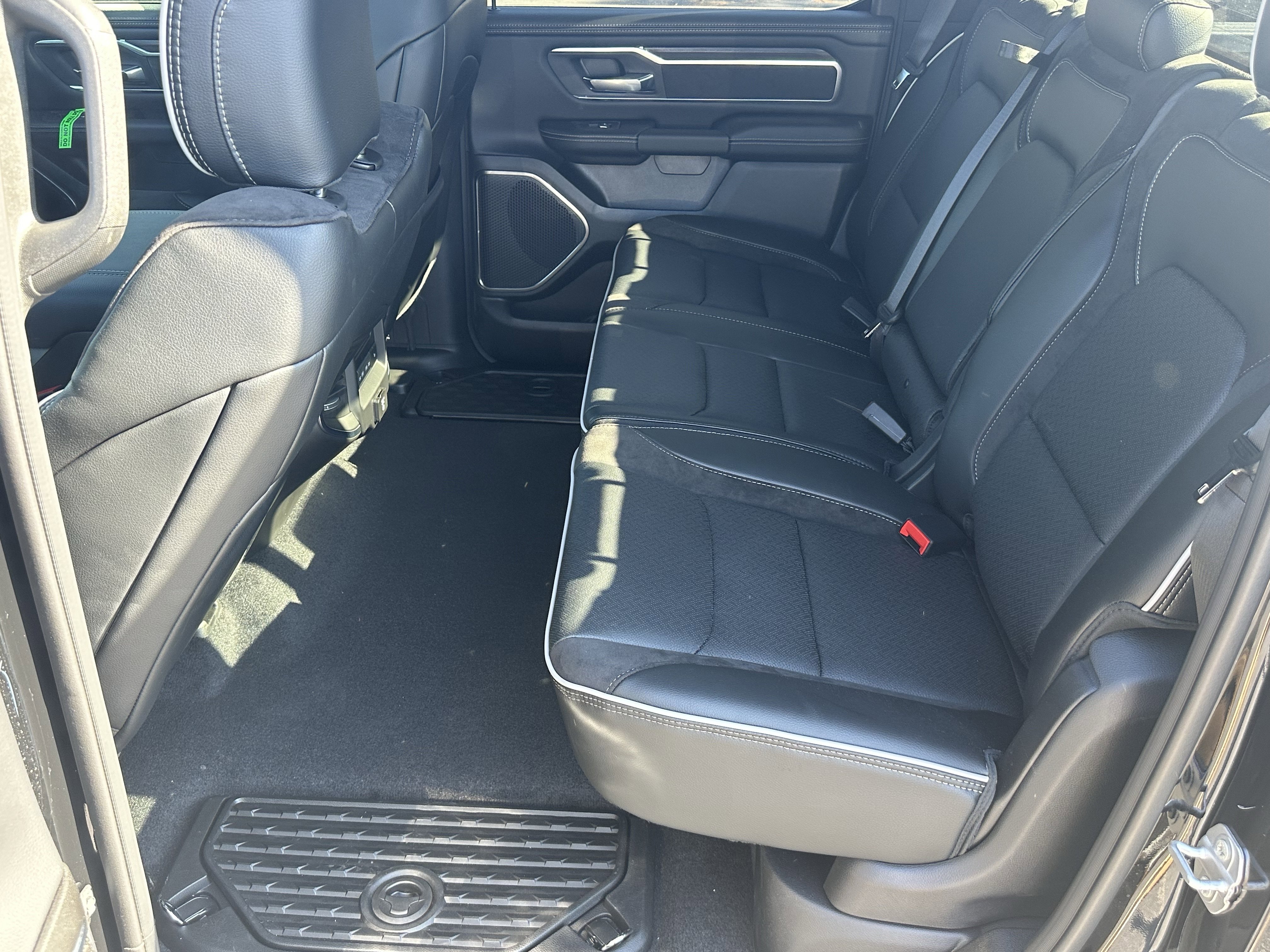 New 2026 Diamond Black Crystal Pearl-Coat Exterior Paint RAM Laramie image 21