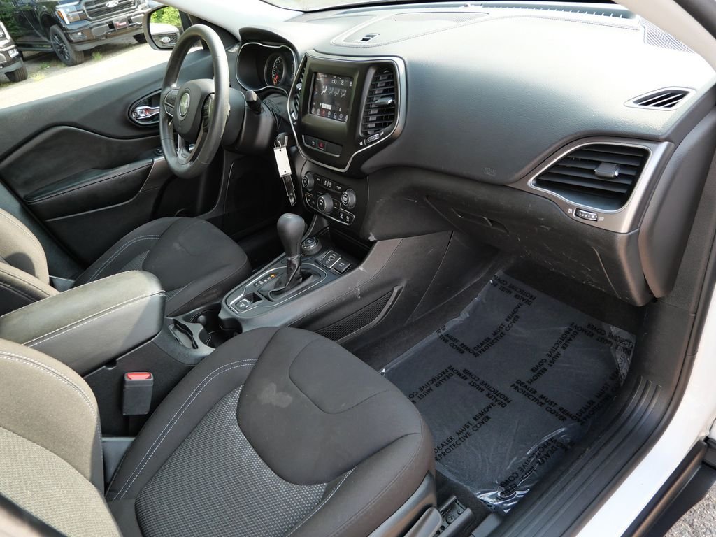 Certified Used 2020 White Jeep Latitude image 11