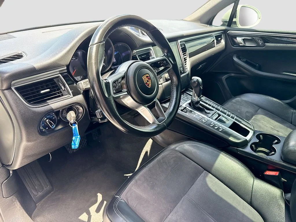 Used 2018  Porsche  image 10