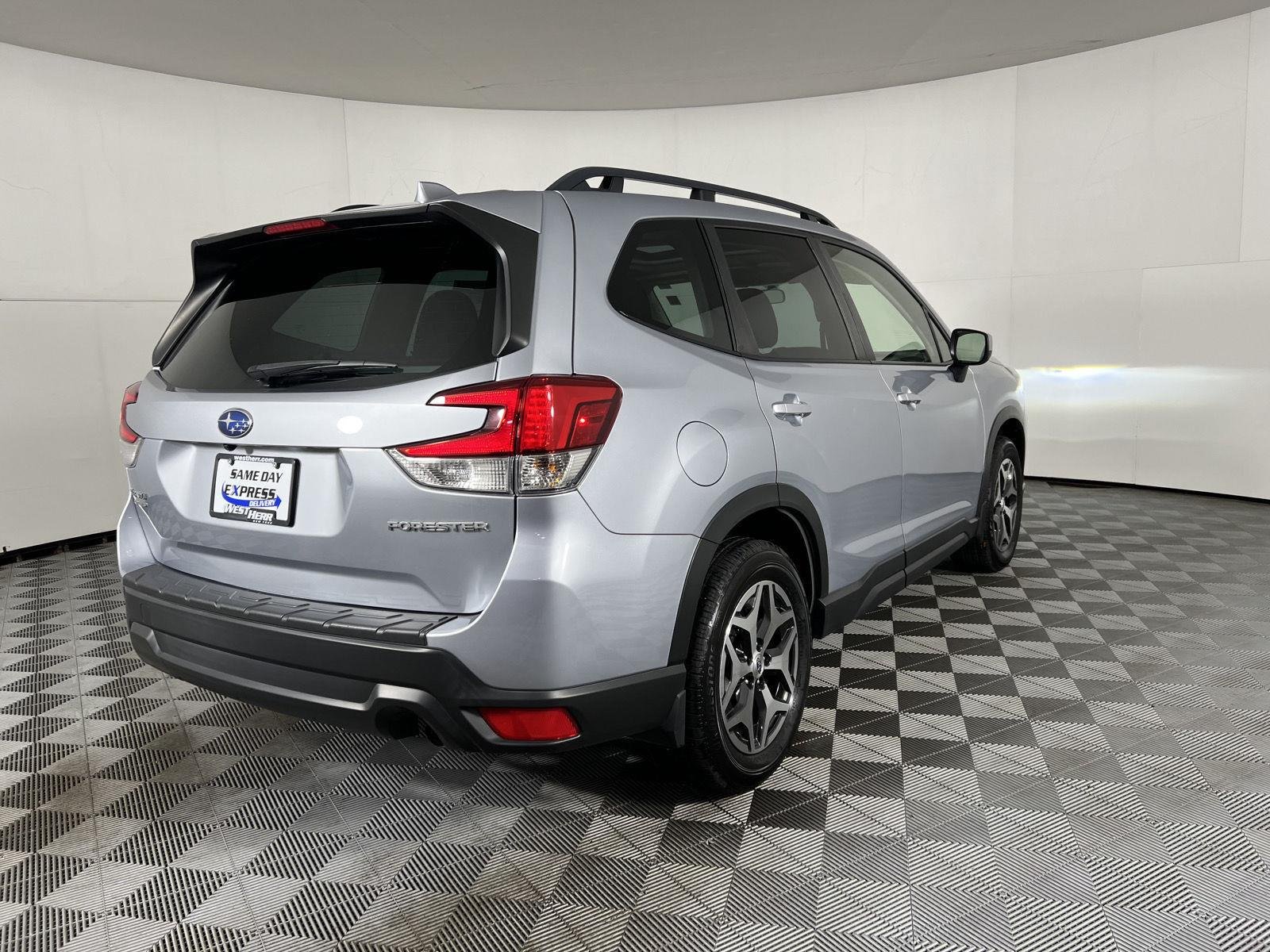 Used 2023 Ice Silver Metallic Subaru Premium image 10