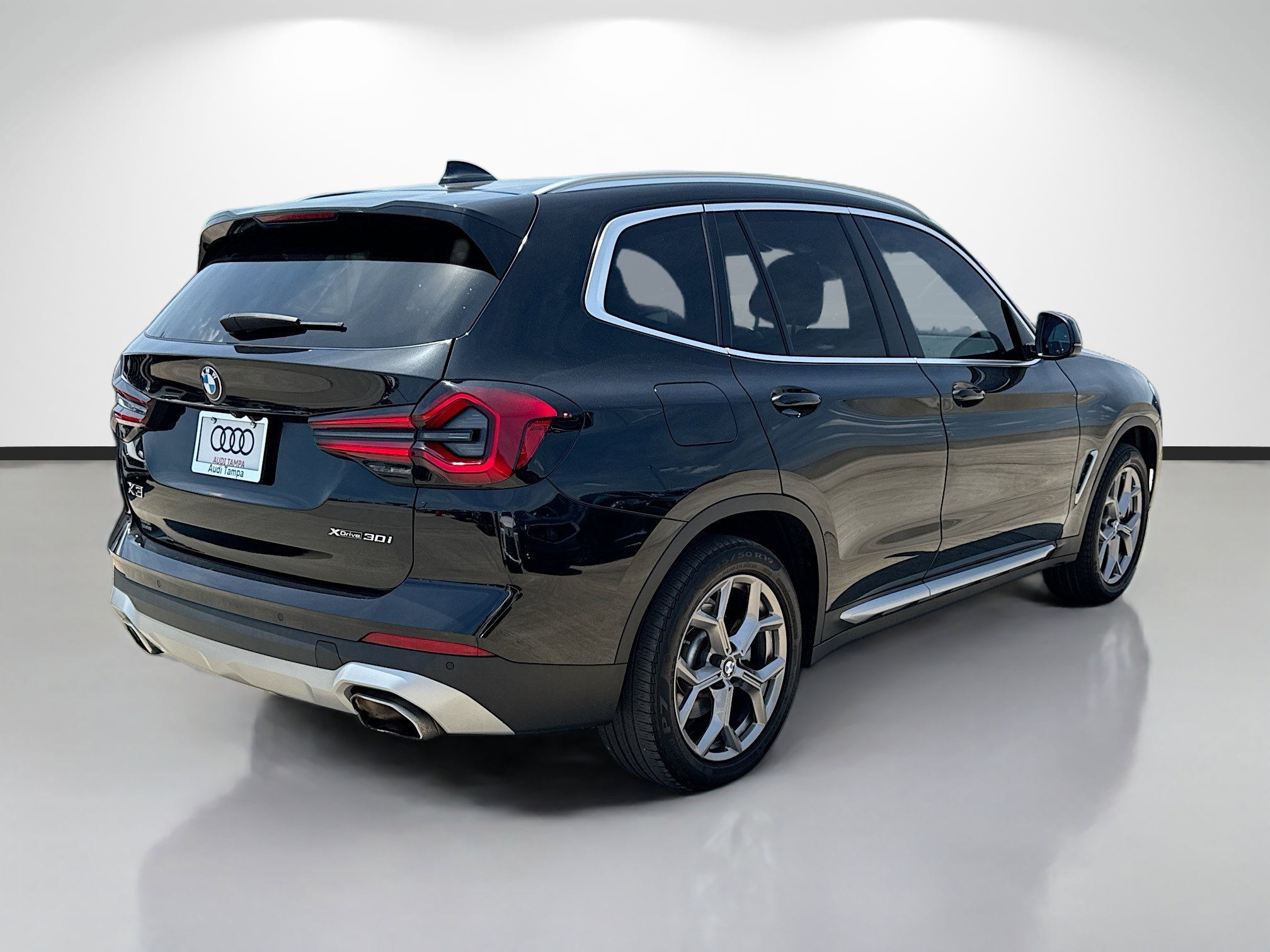 Used 2022 Black Sapphire Metallic BMW xDrive30i image 3