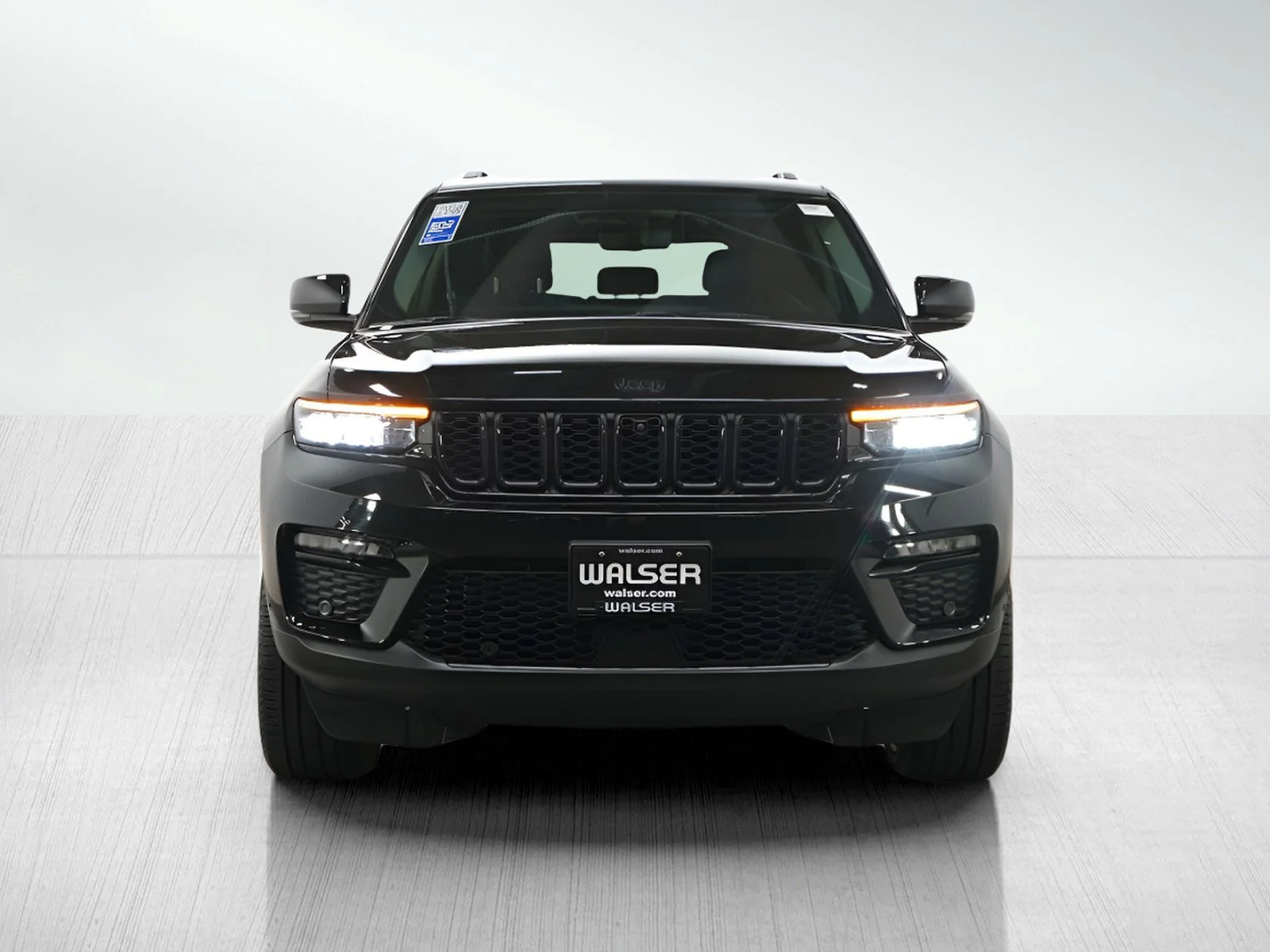 Used 2023 Diamond Black Crystal Pearlcoat Jeep Limited image 8