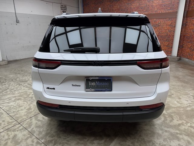 2023 Jeep Grand Cherokee Altitude photo 3