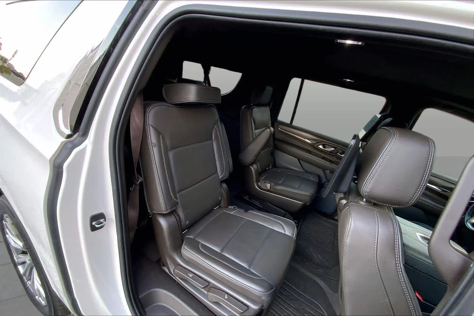 Used 2021 White Frost Tricoat GMC Denali image 17