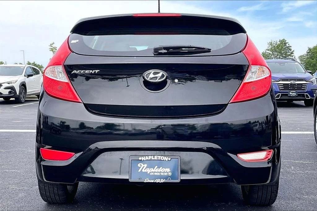 Used 2013 Black Hyundai SE image 3