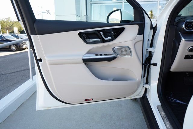 New 2026 Polar White Mercedes-Benz GLC 300 image 17