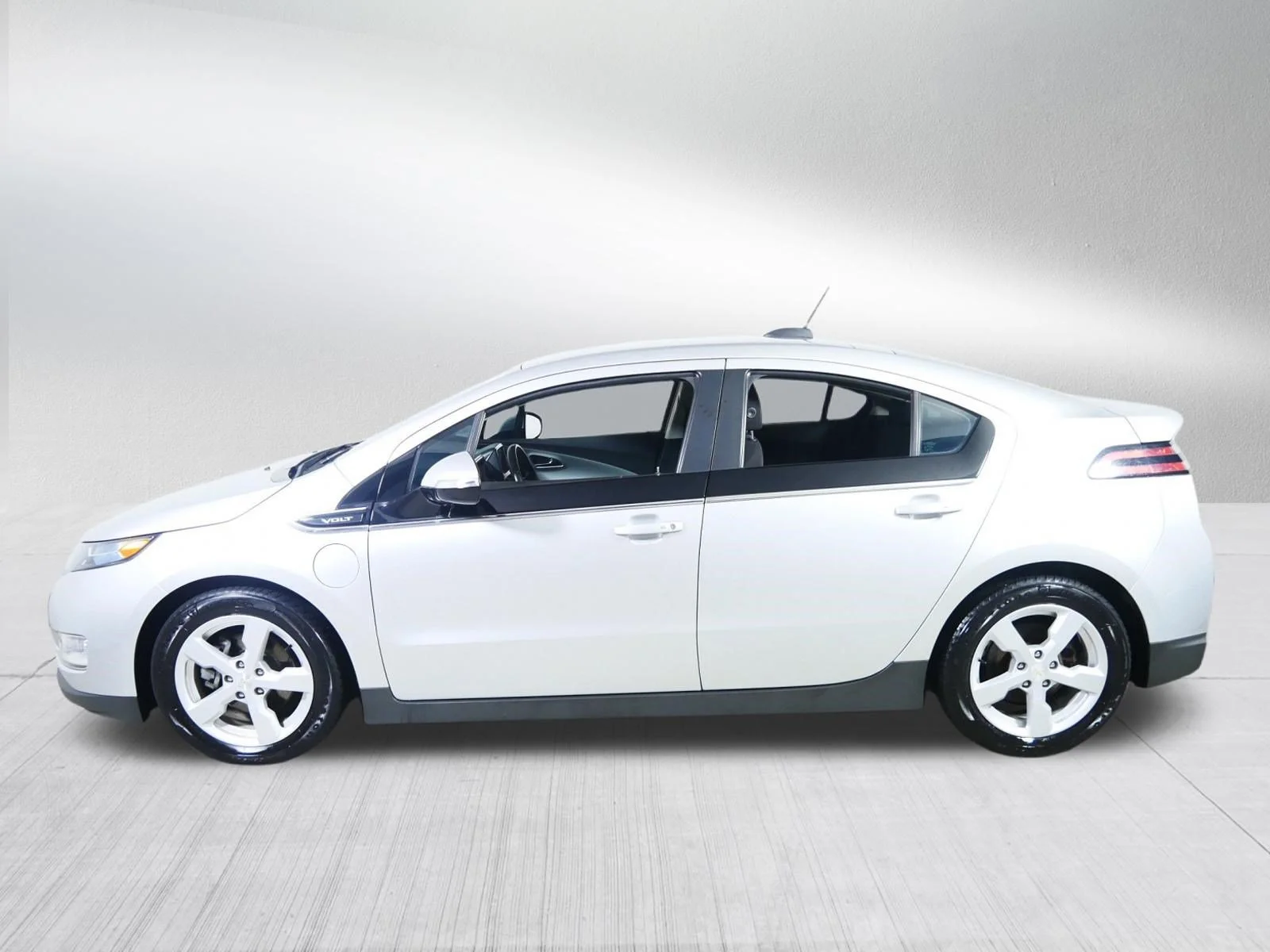 Used 2015 Silver Ice Metallic Chevrolet  image 4