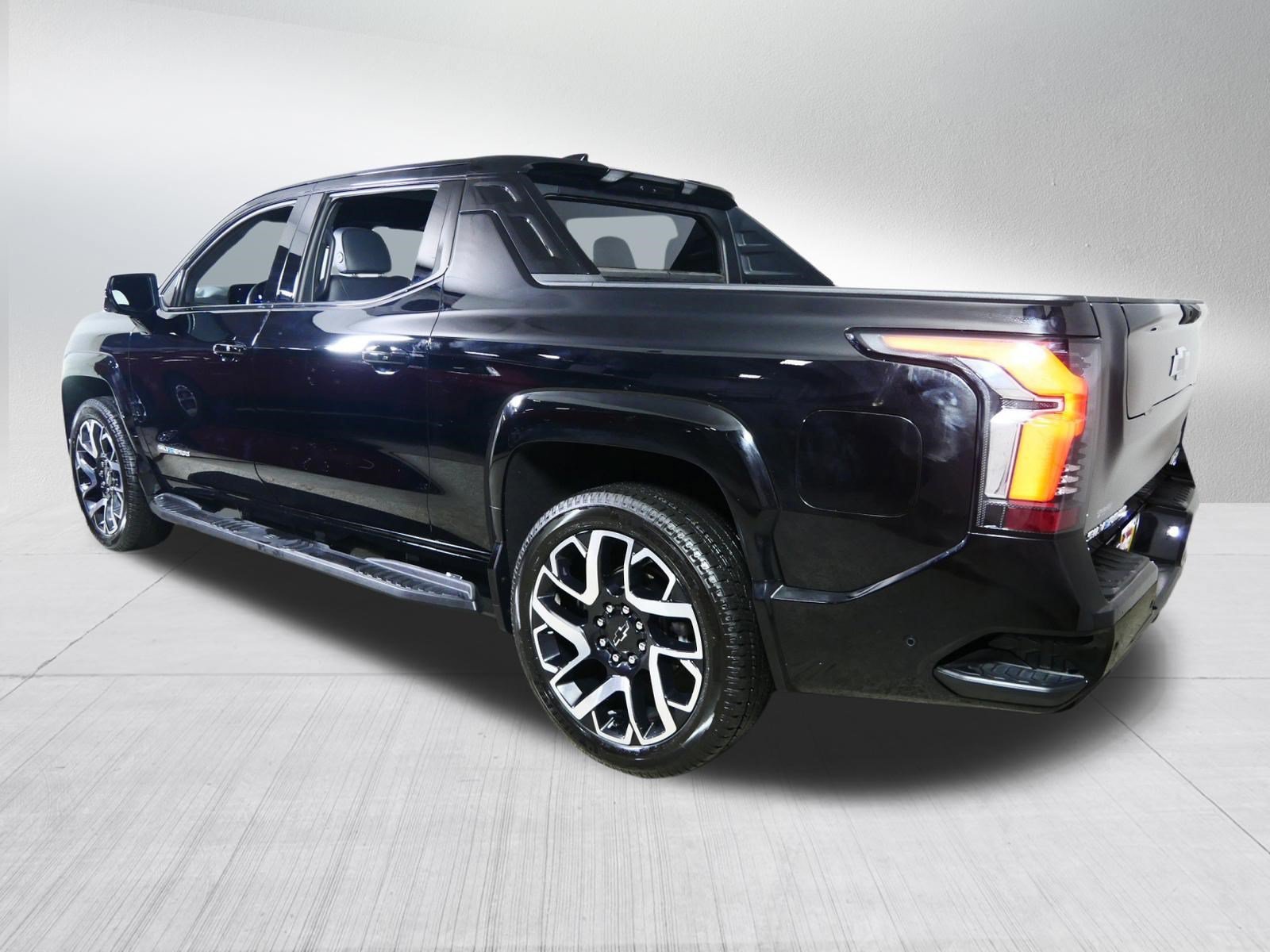 Used 2025 Black Chevrolet RST - Max Range image 5