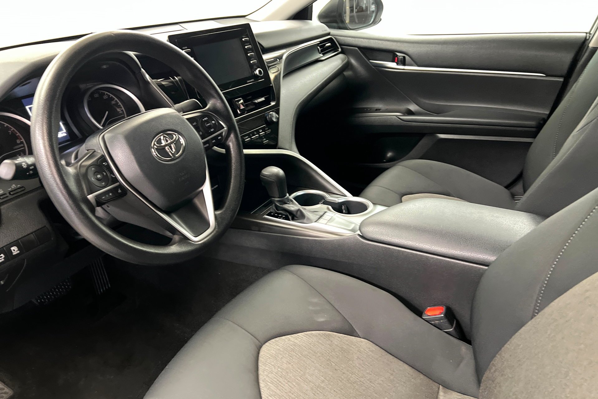 2022 Toyota Camry LE - Photo 16