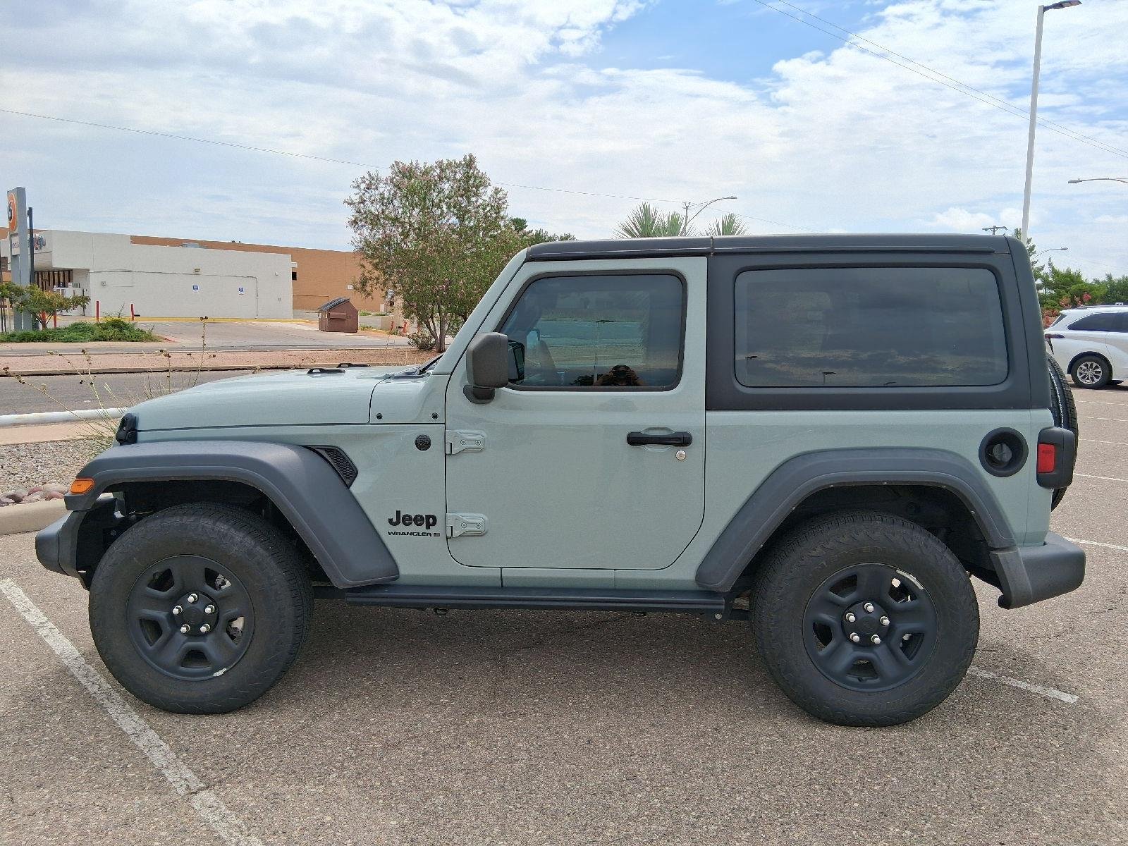 Used 2024 Earl Clearcoat Jeep Sport image 2