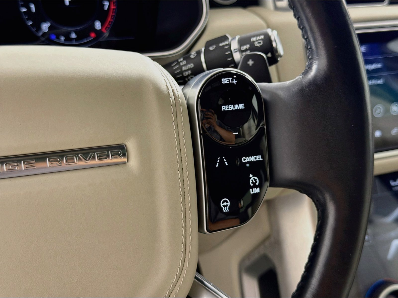 Used 2022 Portofino Blue Metallic Land Rover  image 13