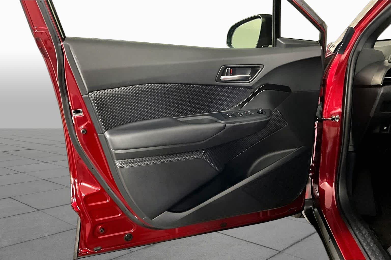 Used 2018 Iceberg/Ruby Flare Pearl Toyota XLE image 20