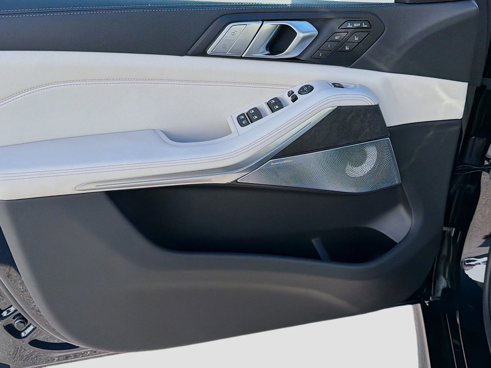 New 2027 Carbon Black Metallic BMW M60i image 23