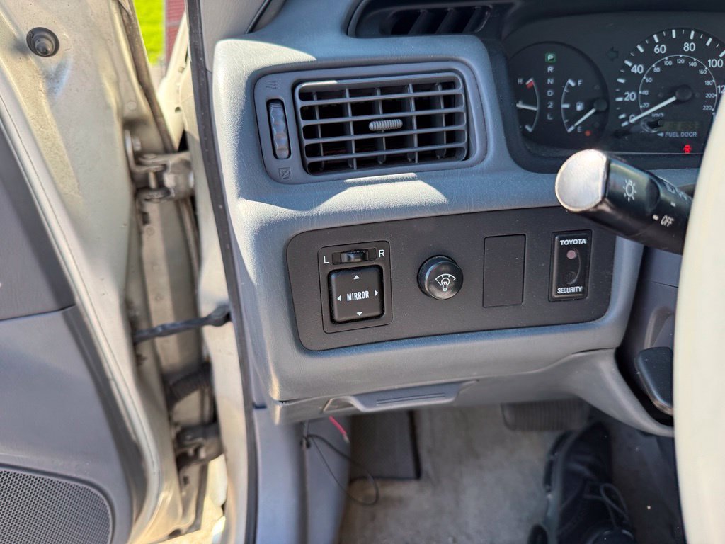 Used 2000 Lunar Mist Metallic Toyota LE image 7