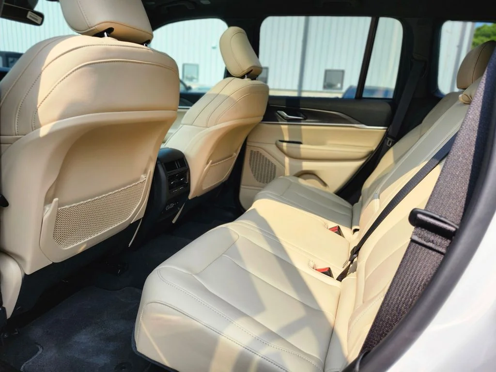 New 2025 Bright White Clear-Coat Exterior Paint Jeep Limited image 16