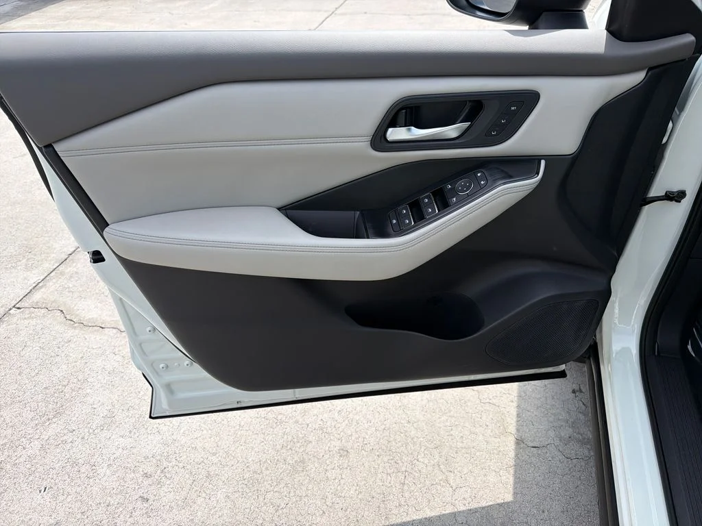 Used 2023 White Nissan SL image 18