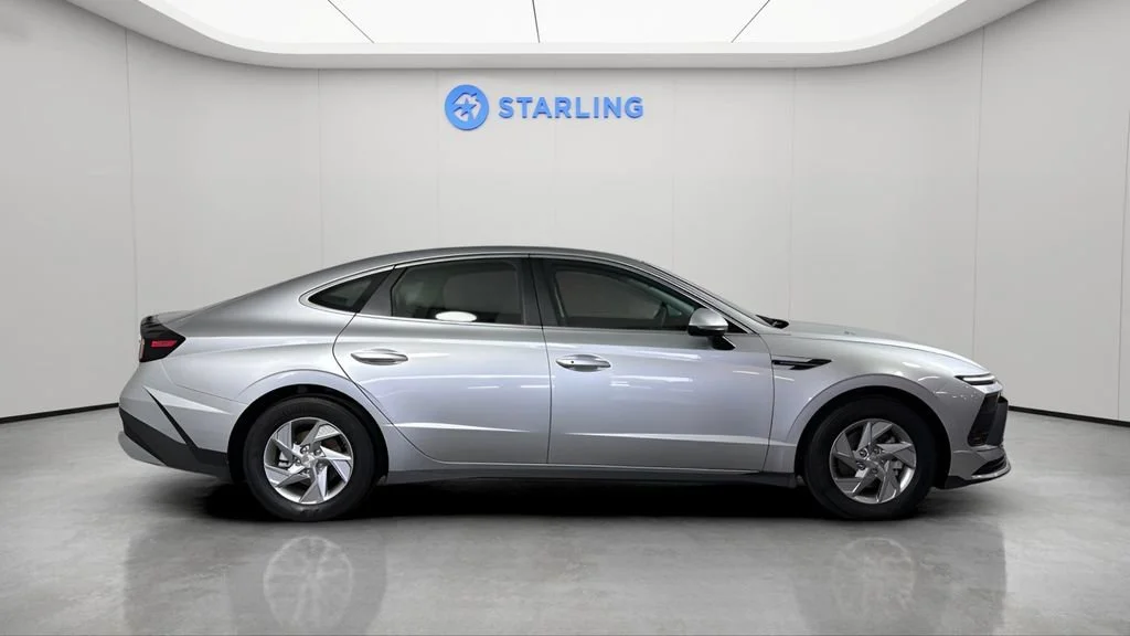 Used 2025 Silver Hyundai SE image 12