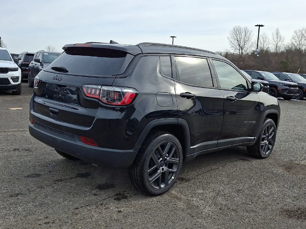 New 2026 Diamond Black Crystal Pearl-Coat Exterior Paint Jeep Limited Altitude image 8