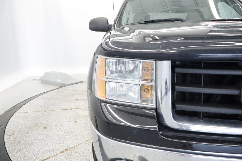 Used 2011 Black GMC SLE image 13