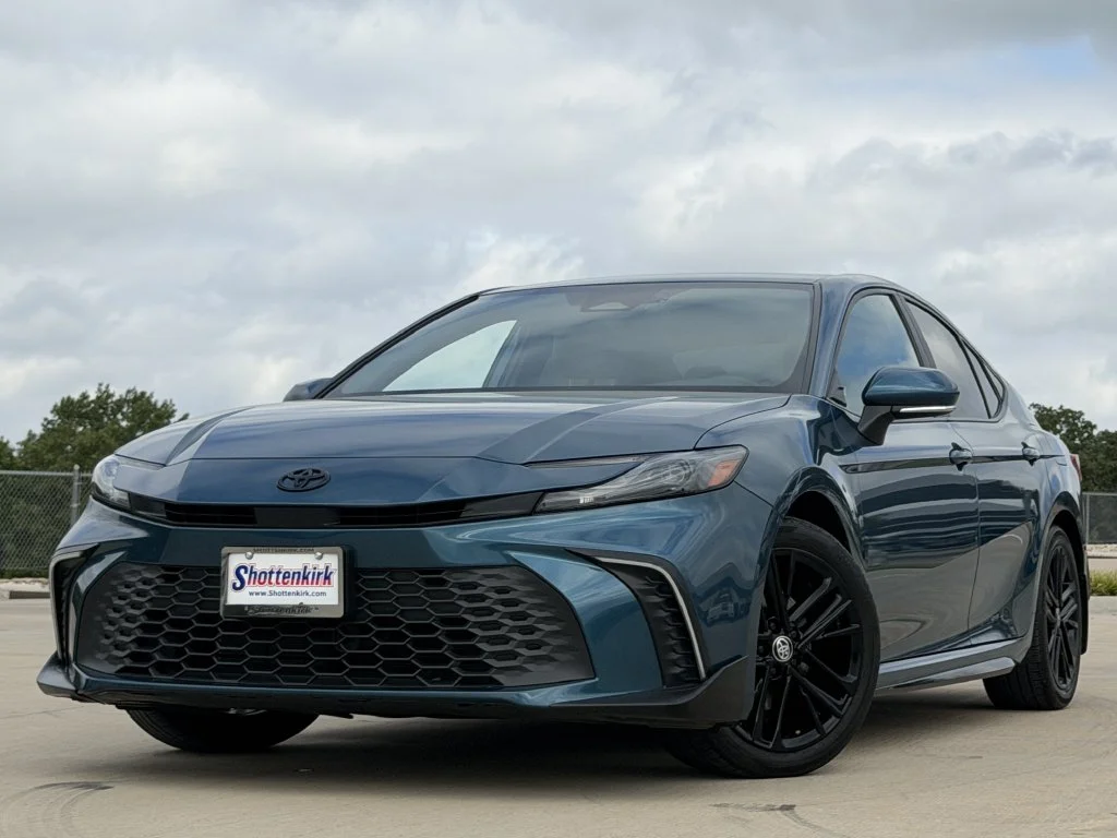 Used 2025  Toyota SE image 2