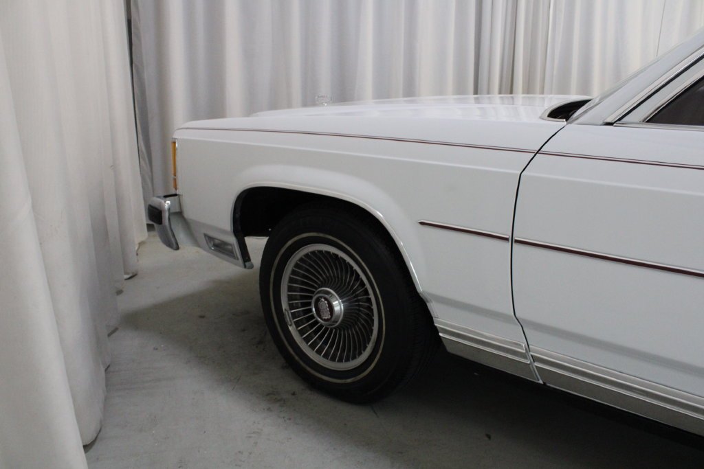 Used 1987 White Ford LX image 25
