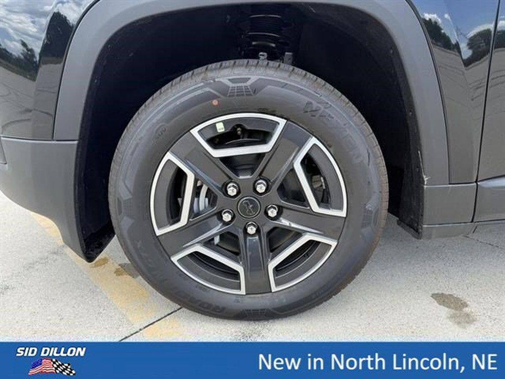New 2026 Diamond Black Crystal Pearl-Coat Exterior Paint Jeep Limited 4x4 image 5