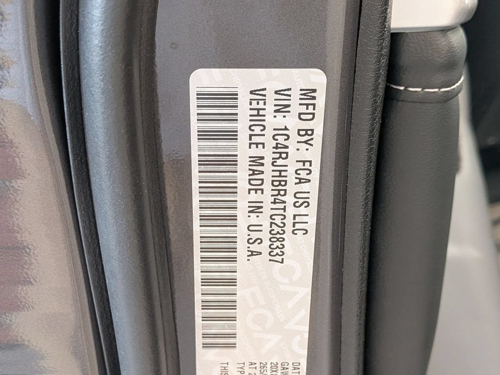 New 2026 Baltic Gray Metallic Clear-Coat Exterior Paint Jeep Limited Reserve image 25