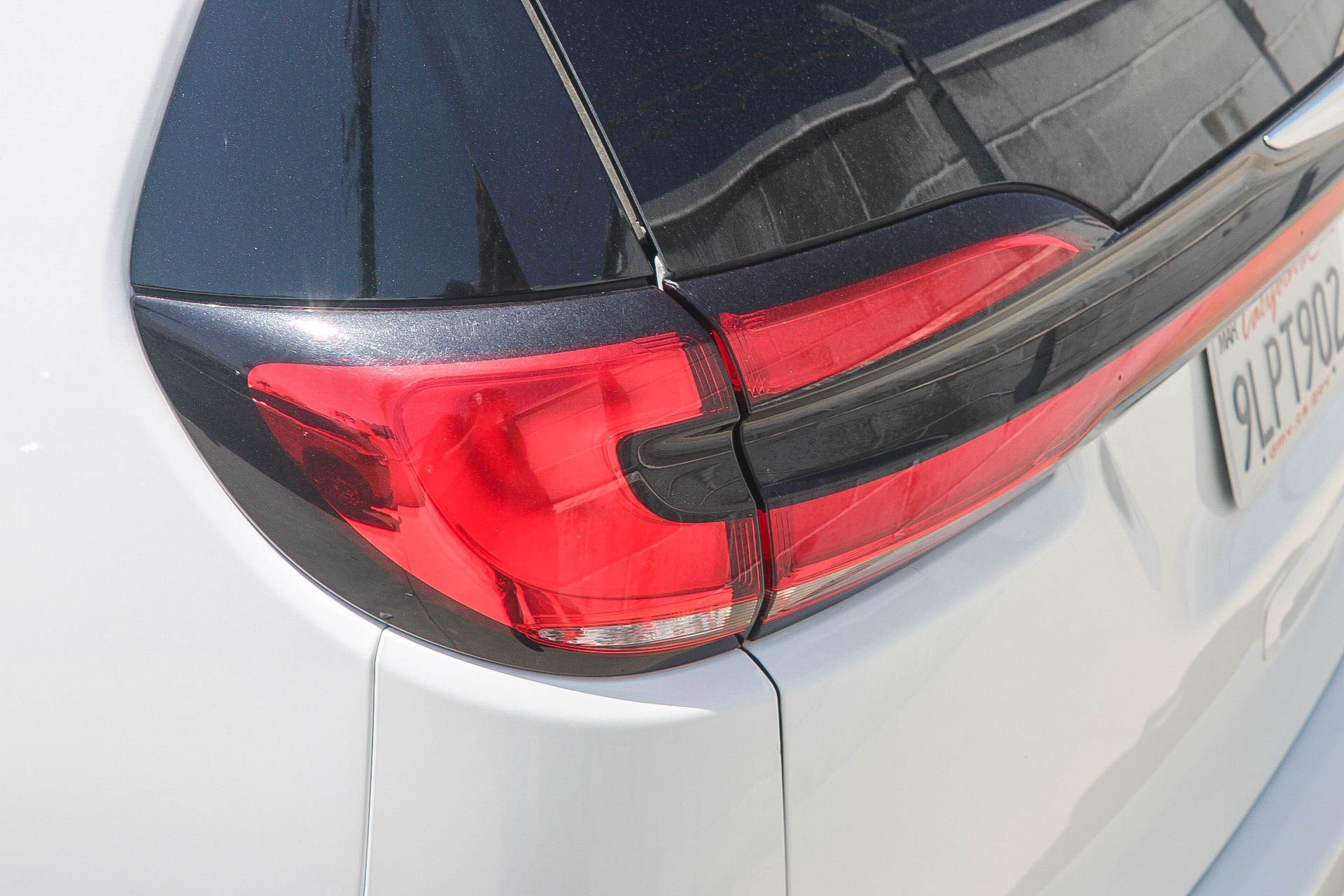 Used 2024 Bright White Clearcoat Chrysler Hybrid Select image 10