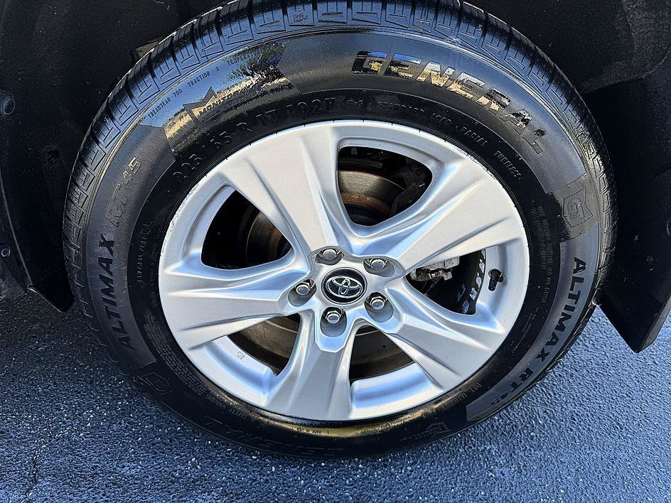 Used 2020 Midnight Black Metallic Toyota XLE image 27