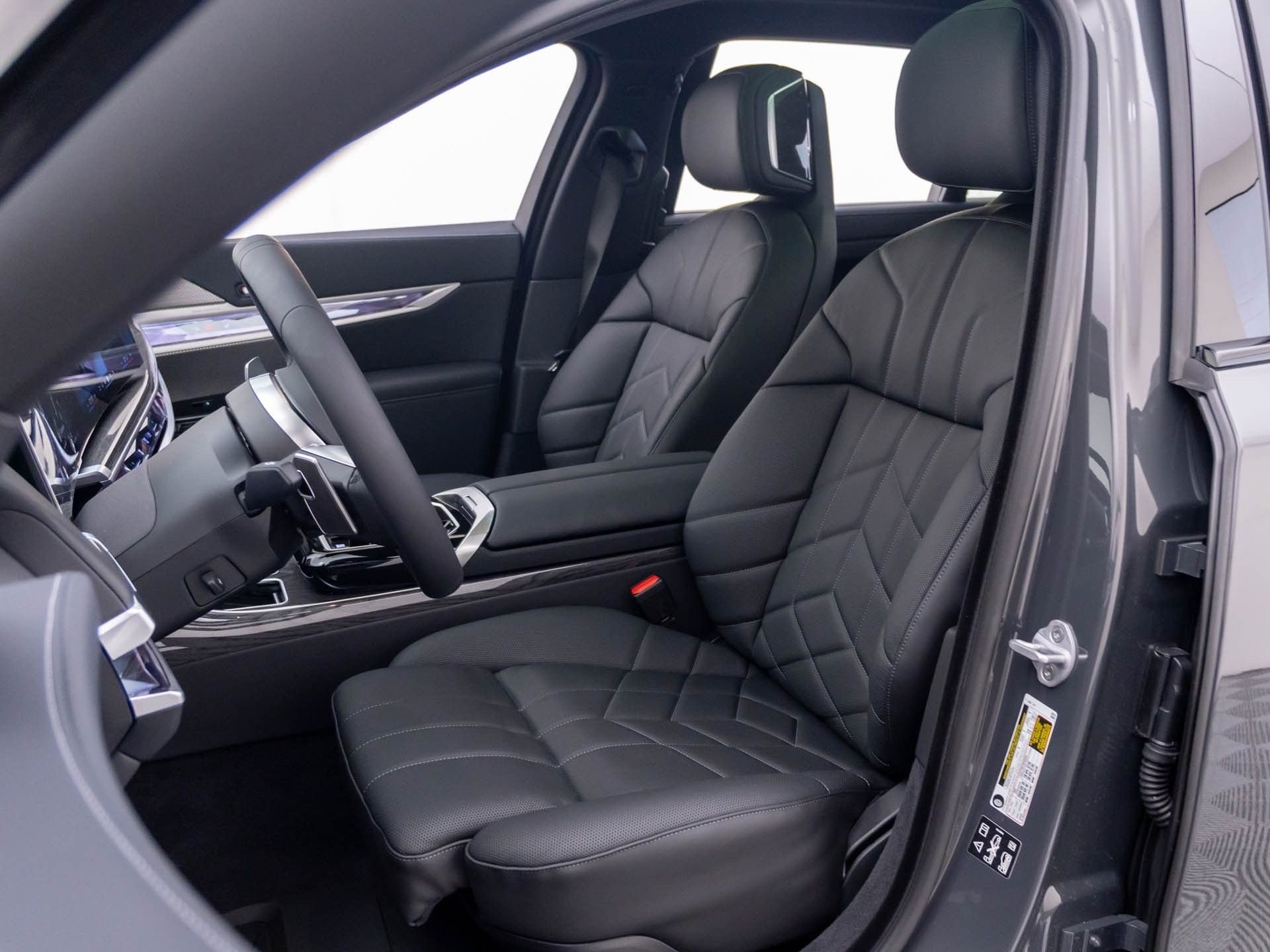 New 2026 Dravit Grey Metallic BMW 760i xDrive image 18