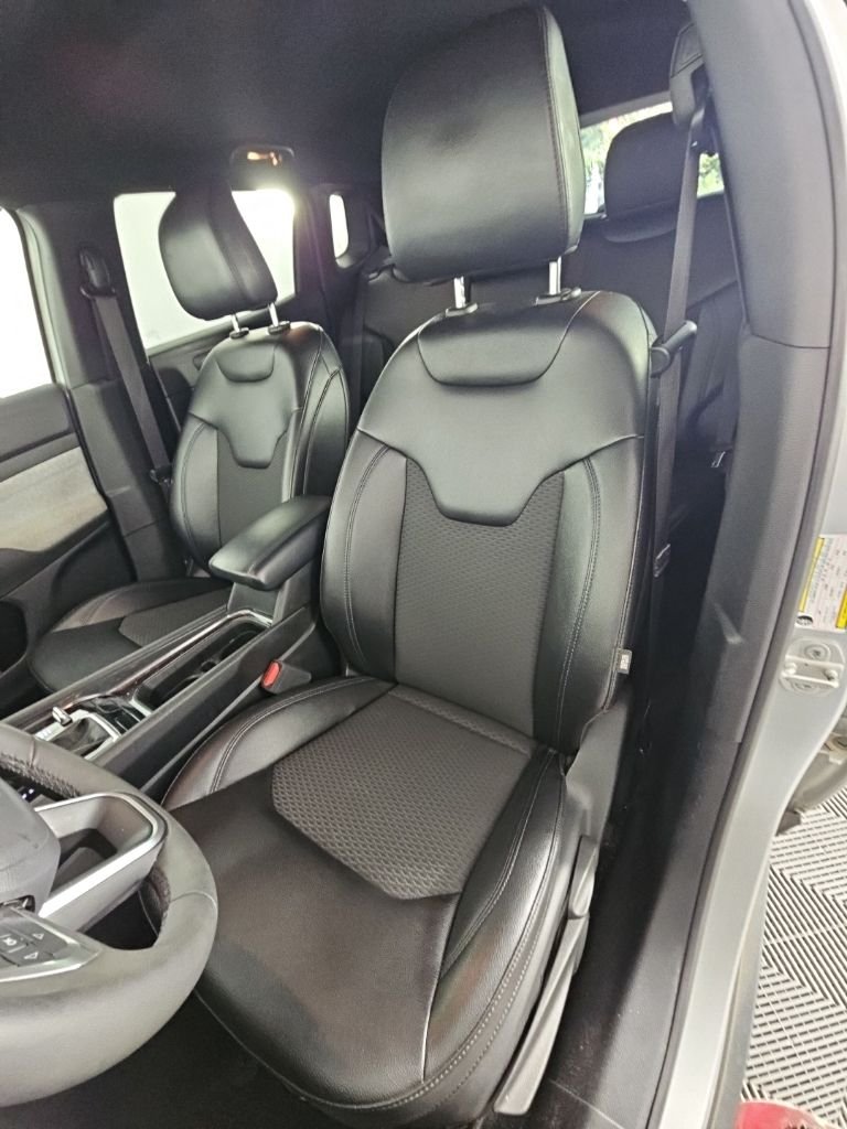 Used 2024 Silver Jeep Latitude image 26
