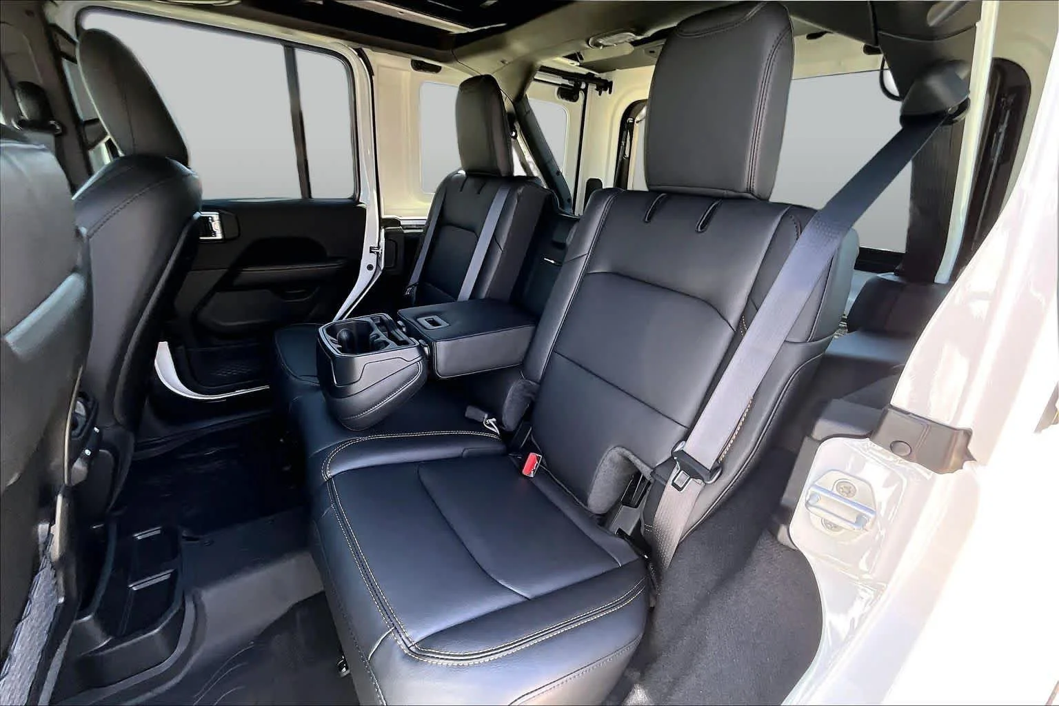New 2027 Bright White Clear-Coat Paint Jeep Sahara image 22
