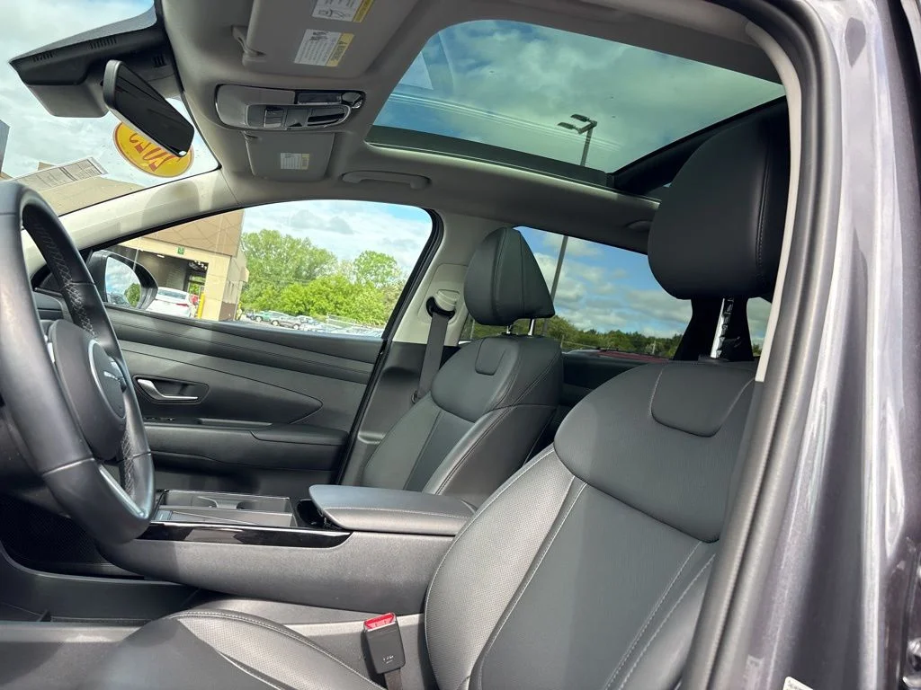 Used 2025 Gray Hyundai SEL Convenience image 15