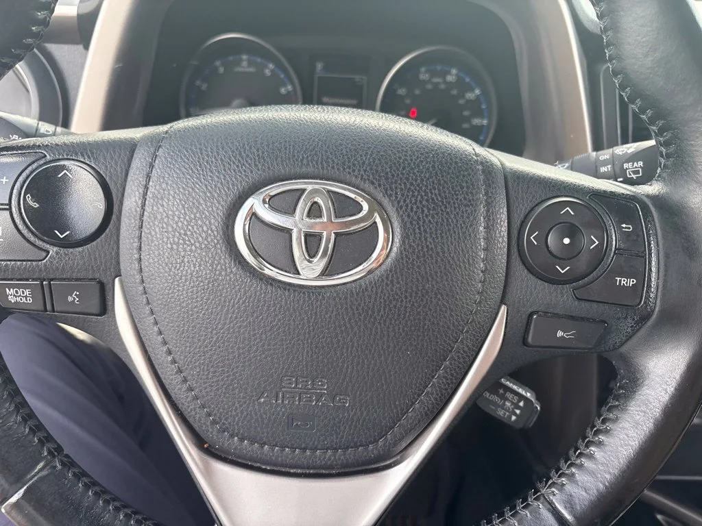 Used 2018 White Toyota XLE image 15
