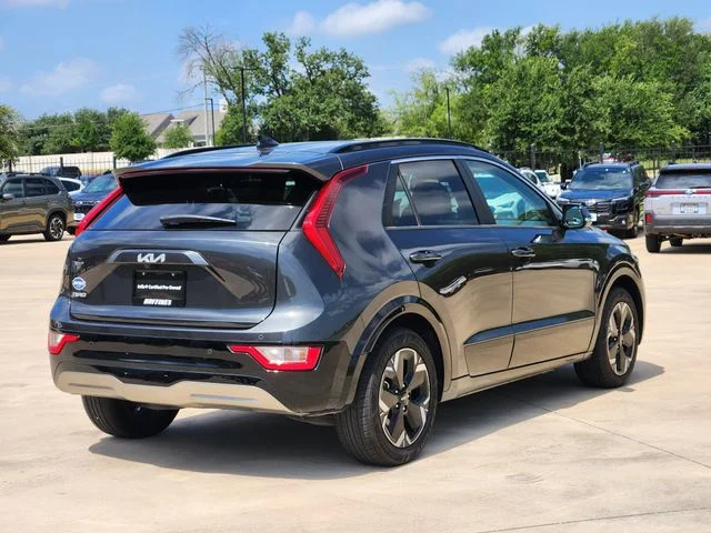 Used 2023 Gray Kia Wind image 7
