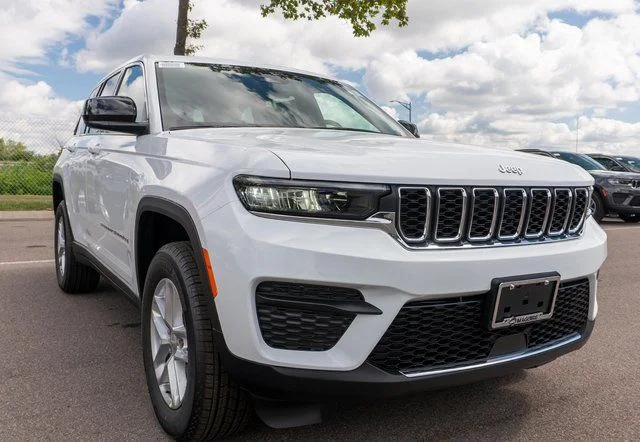 New 2026 Bright White Clear-Coat Exterior Paint Jeep Laredo X image 4