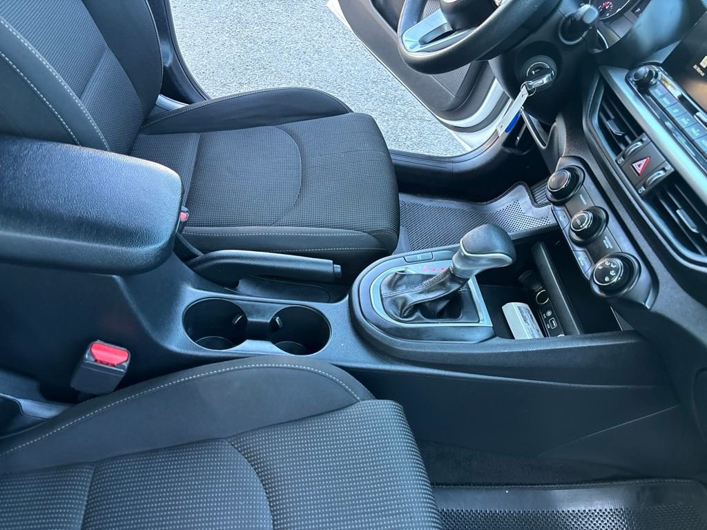 Used 2021 White Kia LXS image 31