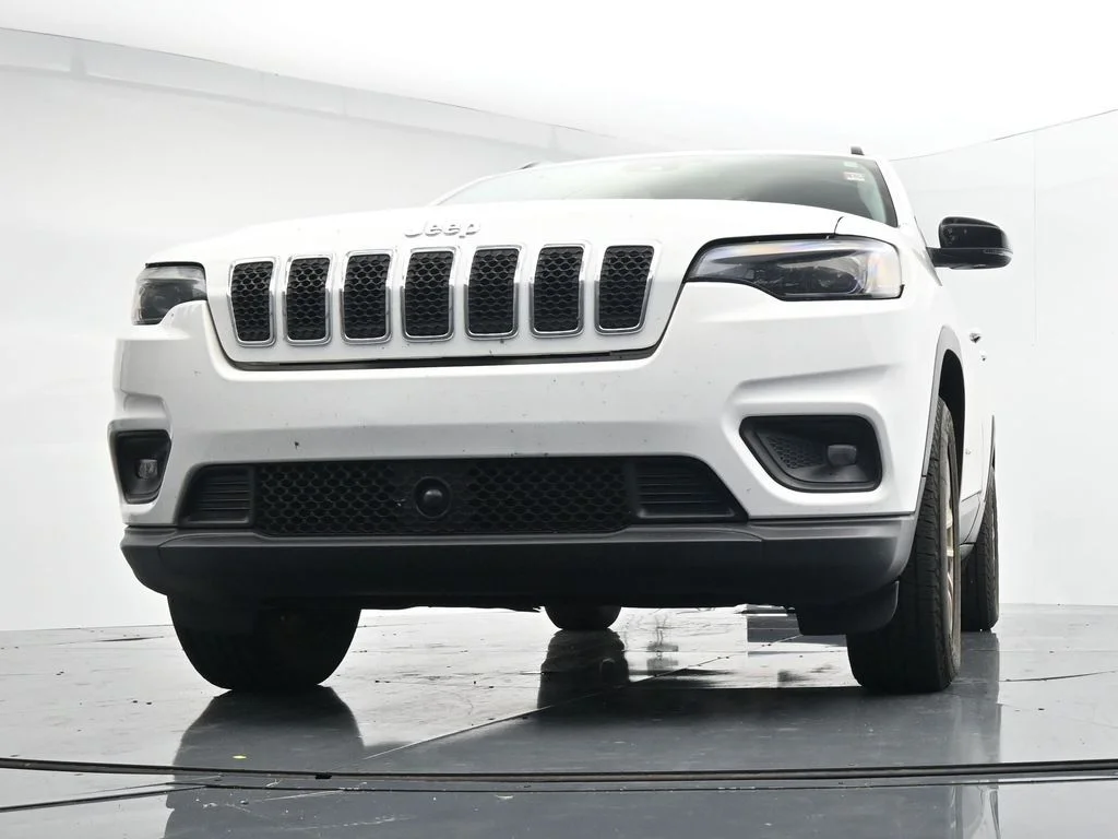 Used 2022 White Jeep Latitude Lux image 18