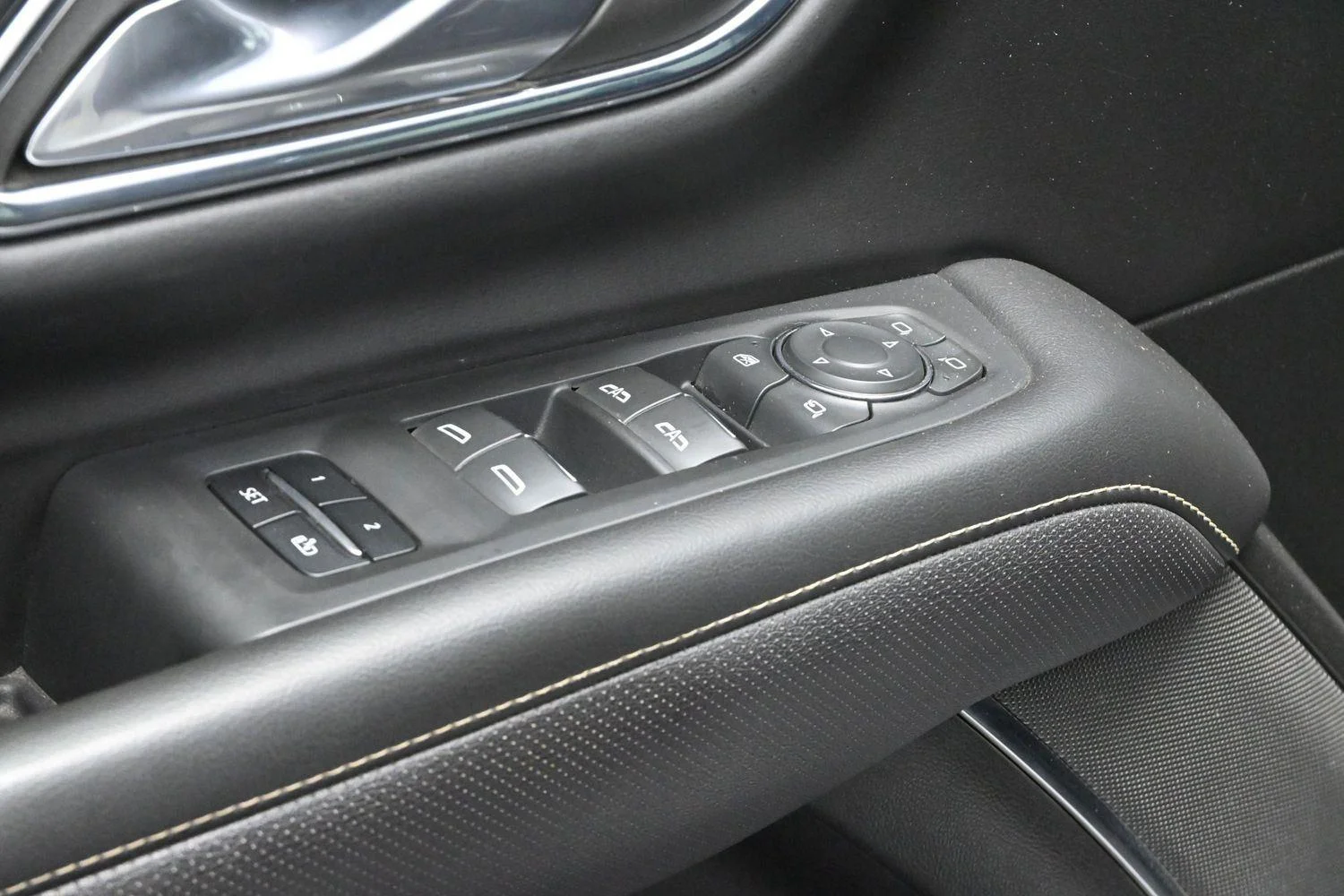 Used 2023 Iridescent Pearl Tricoat Chevrolet Premier image 14