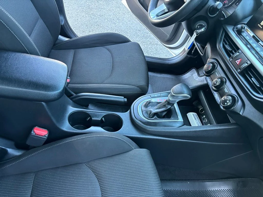 Used 2021 White Kia LXS image 31