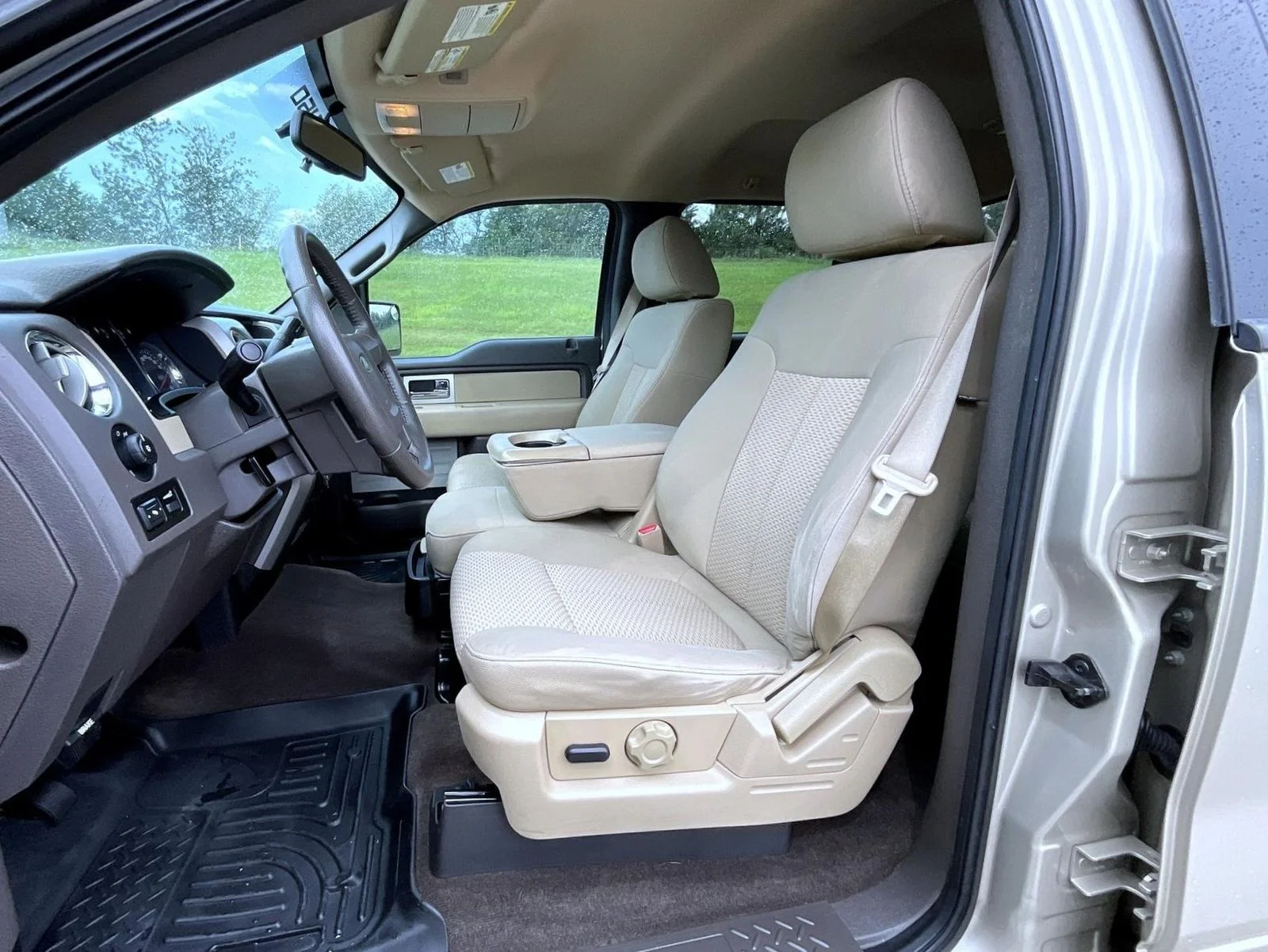 Used 2010 Gold Ford XLT image 10