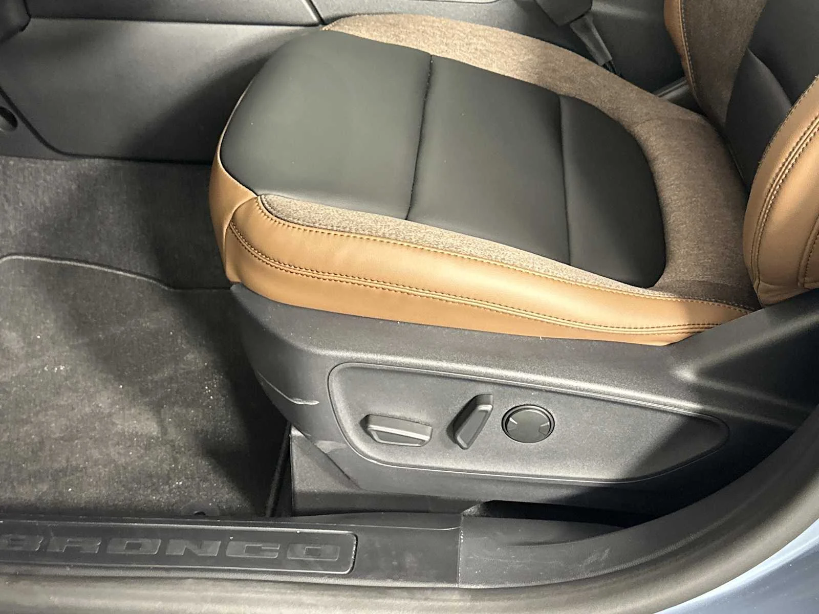 New 2026 Azure Gray Metallic Tri-Coat Ford Outer Banks image 10